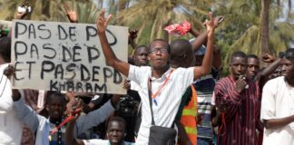 Dakar juge deux danseurs pour baiser homo, la France retire le Sénégal des « pays sûrs »
