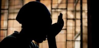 Chantage et viol : un faux policier fait d’une fille son objet sexuel