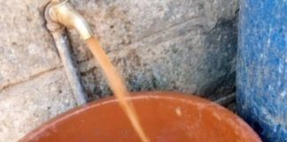 Ça coule de source ? Au Parcelles Assainies, une eau malodorante fuite des robinets