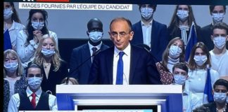 Meeting : un Noir sur la tribune derrière le pupitre du nazillon Zemmour