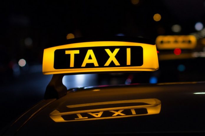 Taxi bei Nacht, Taxischild