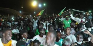Victoire des Lions contre les Etalons : Macky jubile avec une foule massée devant le Palais