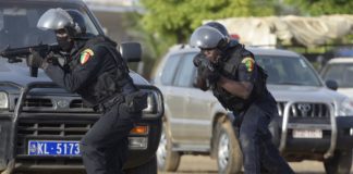 Sénégal : les activistes tirent sur la police et son ministre de tutelle