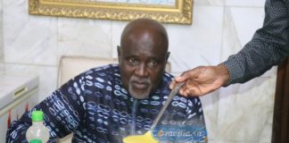 Ndogou royal chez l’artiste Ismaïla Lo : Poulets grillés, croissants, soupe citrouille et Kenkéliba au menu
