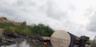 PAD: un camion-citerne, 10 tonnes de carburant, se renverse au môle 8