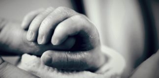 Infanticide: une juriste étrangle à mort son nouveau-né