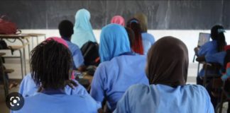 SOCIÉTÉ : Un professeur de mathématiques et de physique chimie arrêté pour agressions sexuelles sur ses élèves