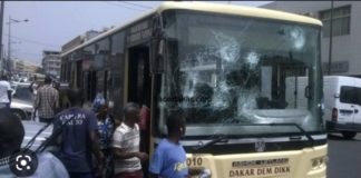 GRÈVE ILLIMITÉE : Deux bus de Dakar Dem Dikk vandalisés par les grévistes