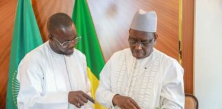 PRESIDENCE DE LA REPUBLIQUE: Les photos originales de Serigne Touba présentées au Président Macky Sall