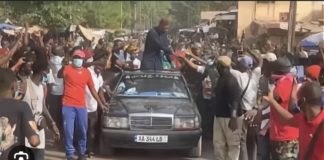 CARAVANE DE SONKO : Bloqué par les forces de l’ordre, le patron de Pastef débarque à Vélingara au bord d’un ‘clando’
