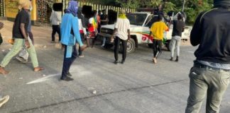 la police disperse les partisans d’Ousmane Sonko réunis devant son domicile, à Ziguinchor