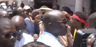 Le PM Amadou Ba accueilli par les Ndar-Ndar avec des brassards rouges