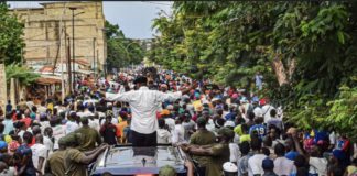 ZIGUINCHOR : Sonko réapparaît en public et s’offre un bain de foule