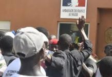 L’ambassadeur de France reste en poste au Niger ‘malgré les pressions’, assure Emmanuel Macron