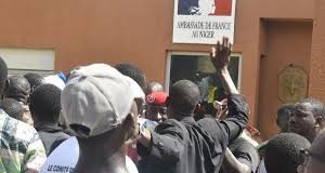 L’ambassadeur de France reste en poste au Niger ‘malgré les pressions’, assure Emmanuel Macron