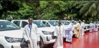 POLITIQUE : Macky Sall offre des véhicules à des chefs de village