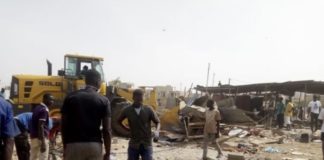 ANCIENNE PISTE MERMOZ : Les bulldozers rasent tout devant la tristesse des ouvriers occupants