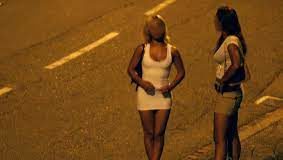 Passionnée de jeux de hasard : La prostituée joue, perd et vole la mise