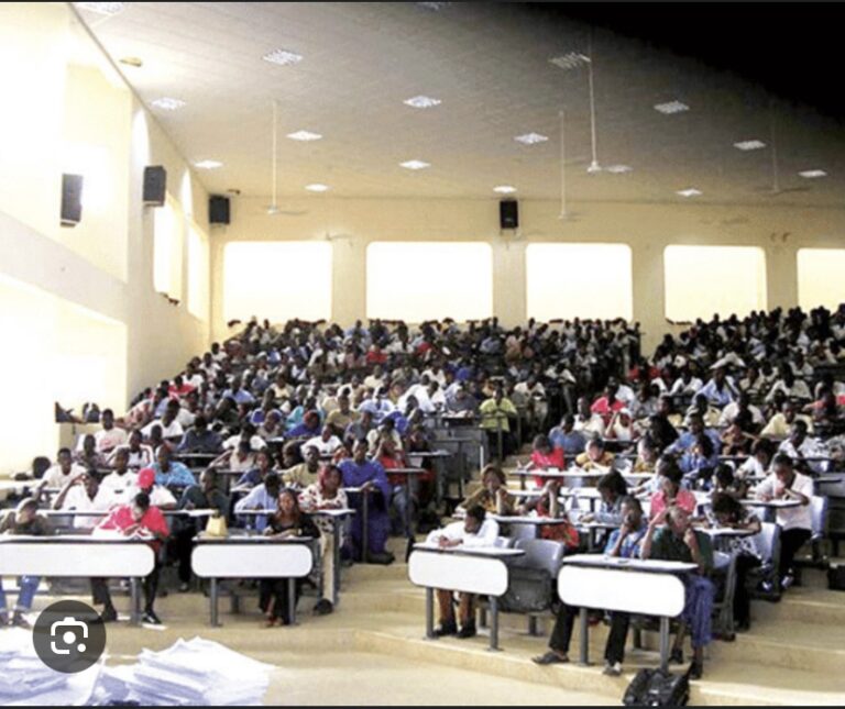 UCAD : Les enseignants menacent de boycotter les amphis !