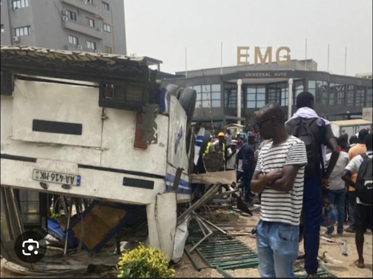 ACCIDENT TRAGIQUE : Un bus ‘Tata’ se renverse au rond-point EMG et fait plusieurs blessés graves