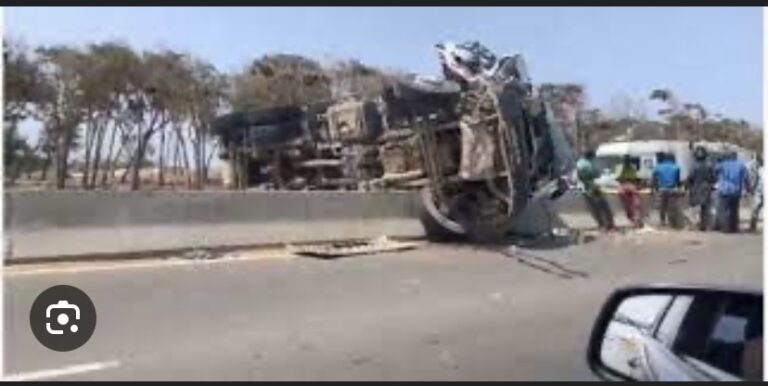 VDN 3 : Un camion se renverse et fait 1 (un) mort