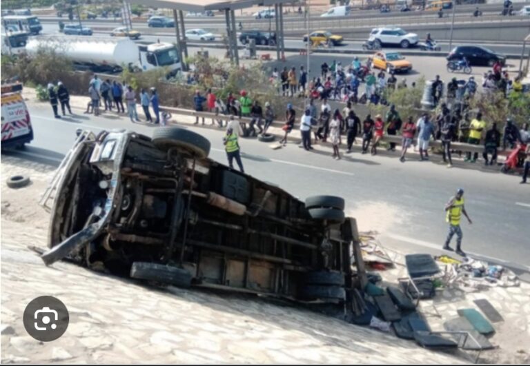 AUTOROUTE À PÉAGE : Deux « Ndiaga Ndiaye » qui faisaient la course se renversent