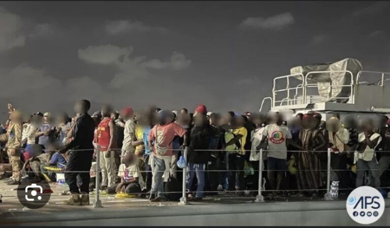 [MBEUK MI] La Marine sénégalaise intercepte une pirogue avec 150 migrants irréguliers