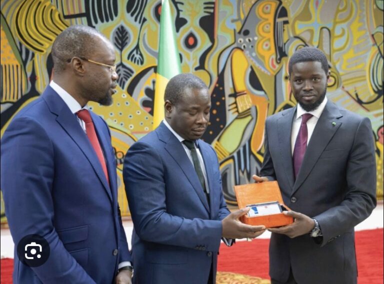 EXPLOITATION DU PÉTROLE AU SÉNÉGAL : Un échantillon des premières gouttes présenté au Président Diomaye Faye