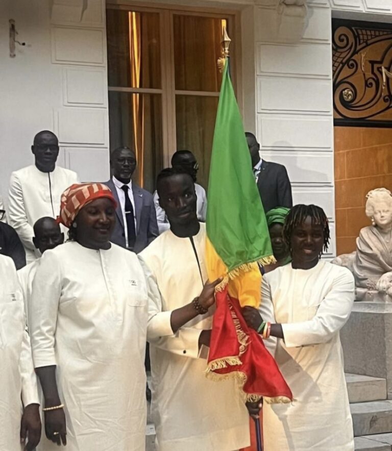 JO PARIS 2024 : Le drapeau national remis aux deux porte-drapeaux par la ministre des Sports