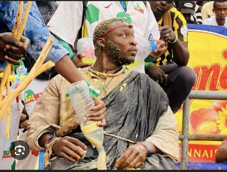 LUTTE AVEC FRAPPE : Ama Baldé bat Gris Bordeaux sur décision médicale