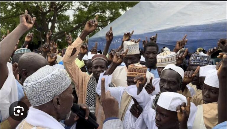 CAMEROUN : Plus de 100 personnes converties à l’islam par le Khalife de Médina Baye