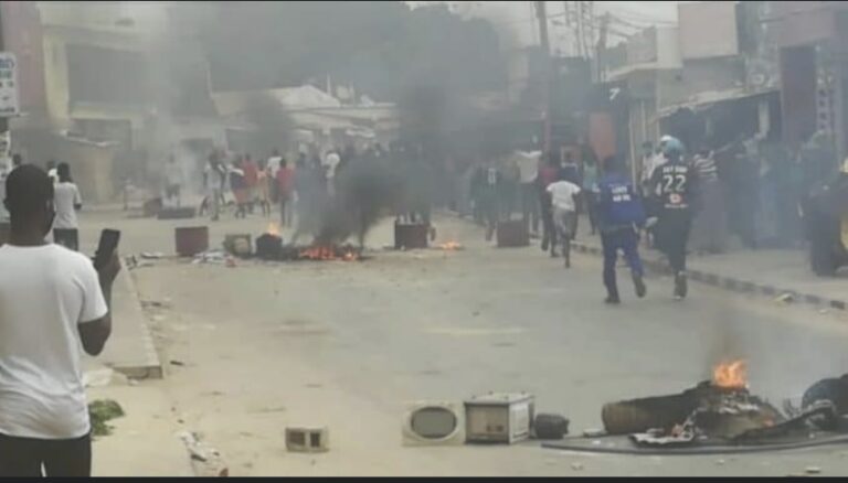 OUAKAM : Un litige foncier provoque des affrontements entre jeunes et forces de l’ordre