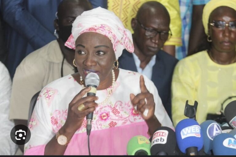 EN CONFÉRENCE DE PRESSE : Mimi Touré félicite Diomaye et attaque l’opposition