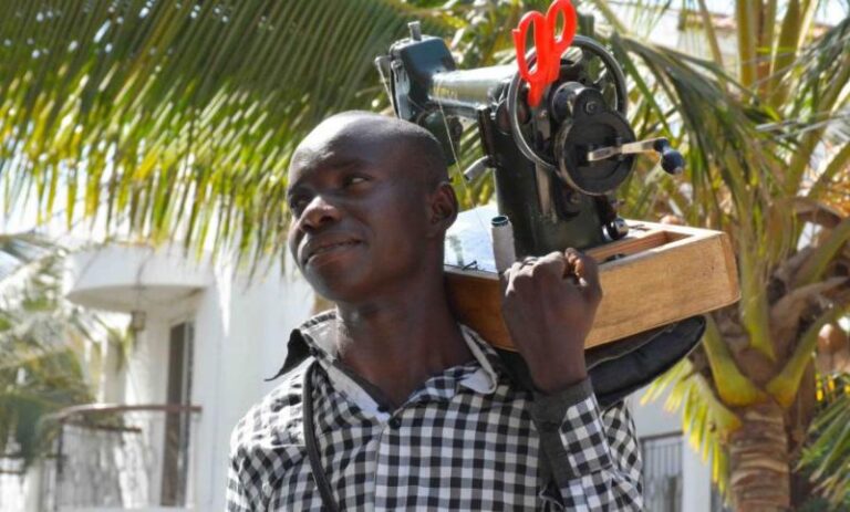  [REPORTAGE-TRACT] TAILLEURS-AMBULANTS À CLIQUETIS AU SÉNÉGAL :  Les tailleurs nigériens ambulants et sonnants de Ndar