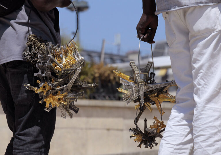 Modou-Modou : Des vendeurs sénégalais à la sauvette de tours Eiffel miniatures, exploités par un réseau de trafiquants, démantelés par la police parisienne