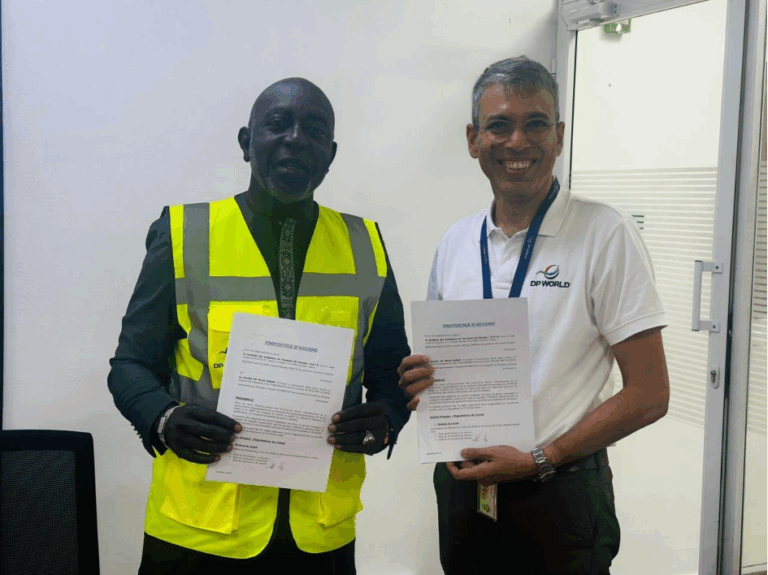 [Les &lsquo;trois huit&rsquo;, shifts permanents et humanisés ] Port de Dakar : ​le SATS, syndicat leader des auxiliaires portuaires de transport du Sénégal, et Dubaï Port World (DP World Dakar) signent ensemble pour 03 shifts quotidiens de 08 heures