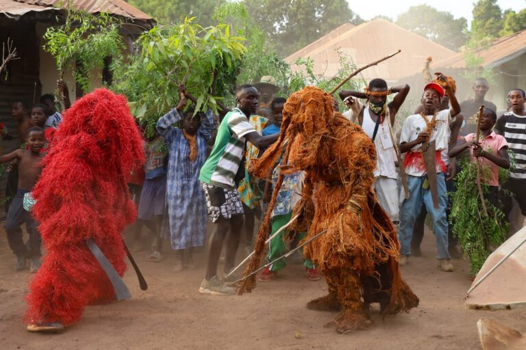 [PATRIMOINE] Sauvegarde du Kankourang : L’État et la communauté mandingue engagent un partenariat stratégique (Par Kémo Daffé)