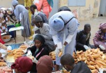 Bravo aux ndogous partagés aux automobilistes retardataires : quand la rue devient une grande marmite du coeur !